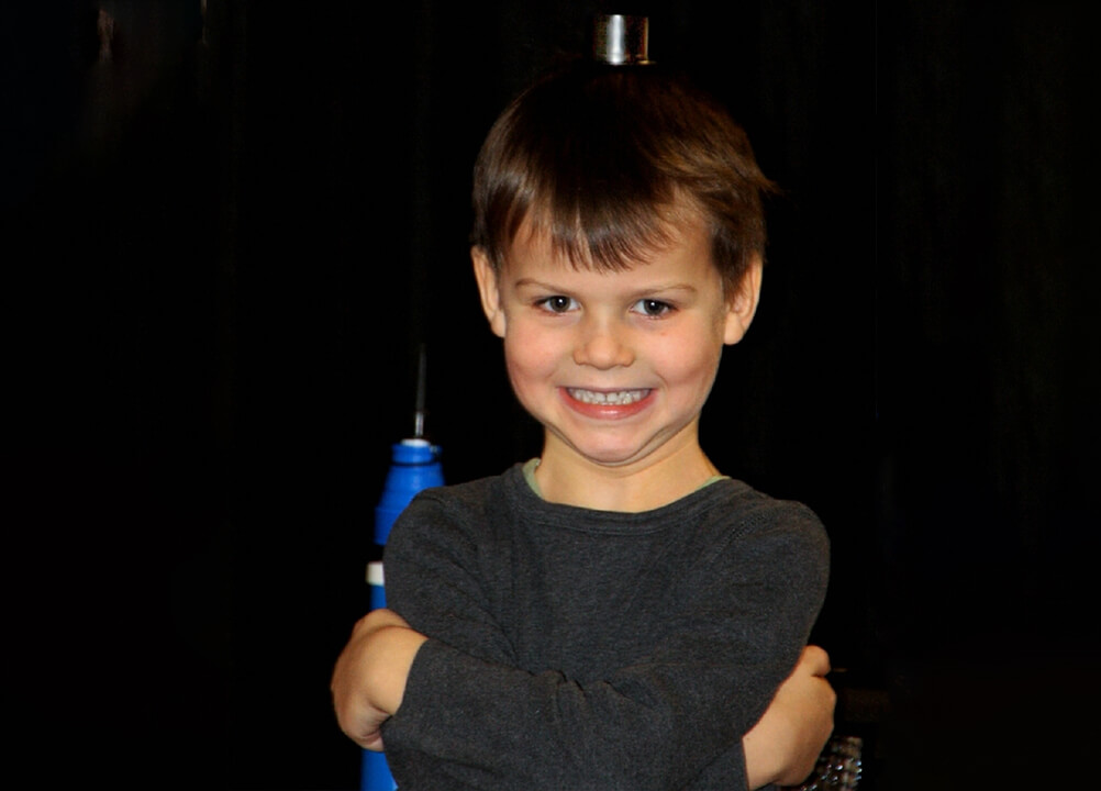 Lächelnder Junge mit verschränkten Armen