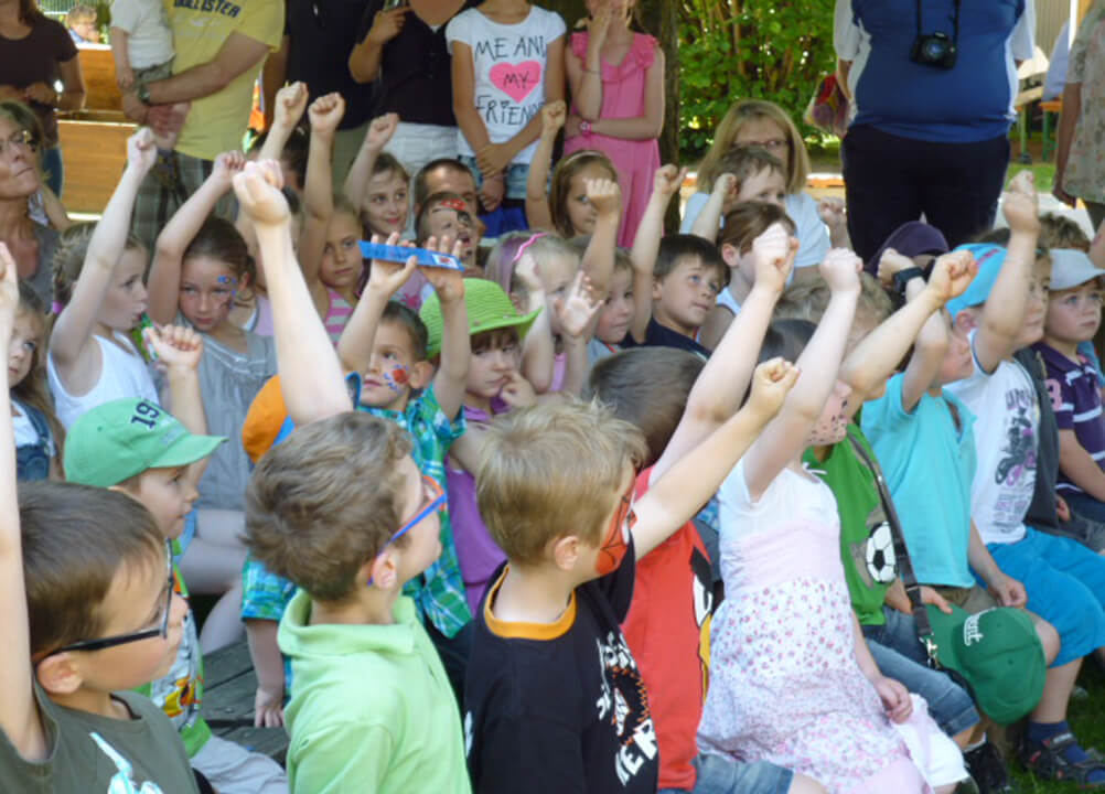 Gruppe von Kindern hält die Hand hoch