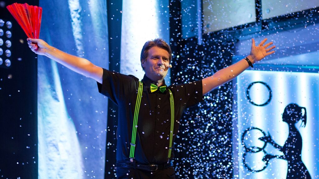 Mann bei einer Show mit Konfetti